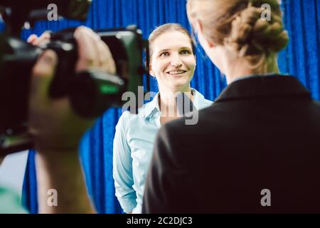 Reporter in einem Interview mit einer Berühmtheit Fragen stellen Stockfoto