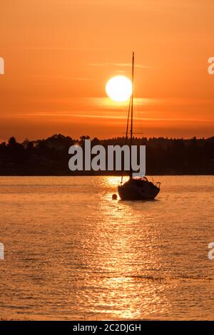Segeln in den Sonnenuntergang Chiemsee Bayern Stockfoto