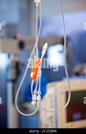 Nahaufnahme des Infusionsschlauchs im Krankenhaus Stockfoto