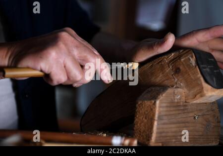 (200617) -- JINGXIAN, 17. Juni 2020 (Xinhua) -- She Zhengjun, eine Erbin der traditionellen Technik der Herstellung von Xuan-Bürsten, arbeitet am Griff einer Xuan-Bürste in einer Werkstatt im Bezirk Jingxian, ostchinesische Provinz Anhui, 5. Juni 2020. Tintenpinsel werden in der traditionellen chinesischen Malerei und Kalligraphie verwendet. Zusammen mit Tintenstein, Tintenstift und Xuan-Papier bilden diese vier Schreibgeräte die "vier Schätze des Studiums". Die Xuan-Bürste ist eine hoch gelobte Art von Tintenpinsel, die vermutlich aus der Qin-Dynastie (um 200 v. Chr.) im Gebiet Xuanzhou im alten China stammt. Die Haare des Xuan Stockfoto