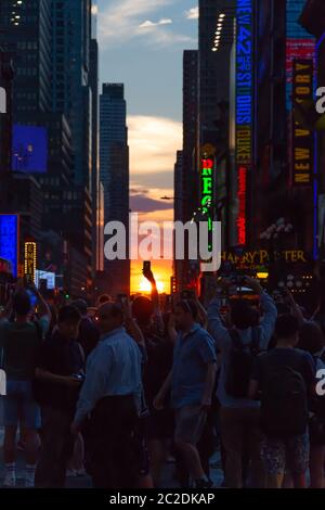 New York City / USA - JUL 13 2018: Manhttanhenge Street View vom Times Square zur Rush Hour in Midtown Manhattan Stockfoto