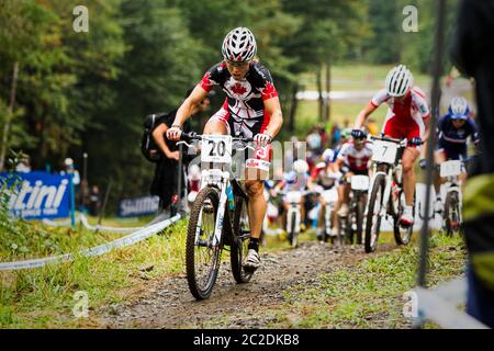 MONT ST ANNE, KANADA - 4. SEPTEMBER 2010. Marie-Helene Premont fährt für das Team Rocky Mountain beim UCI Mountain Bike Cross Country World Championshi Stockfoto