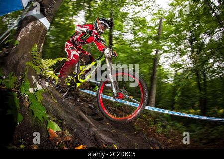 MONT ST ANNE, KANADA - 5. SEPTEMBER 2010. Troy Brosnan (AUS) Rennen für Team spezialisiert auf die UCI Mountain Bike Downhill World Championships. Stockfoto