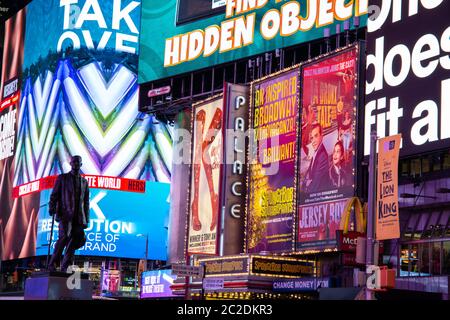 New York City / USA - JUL 13 2018: WAKE, Teile eines Schiffswracks, modelliert nach dem Vorbild der USS Nightingale von Mel Chin am Times Square Stockfoto