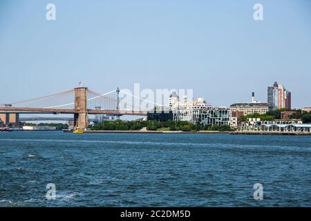 New York City / USA - JUL 14 2018: Brooklyn Bridge Blick von Governors Island Fähre an einem klaren Nachmittag Stockfoto