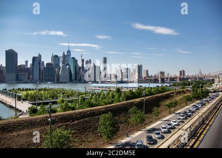 New York, City / USA - JUL 10 2018: Fort Stirling Park am klaren Nachmittag der Skyline von Lower Manhattan von Brooklyn New York Stockfoto