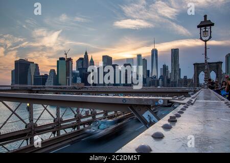 New York City/USA - 10.JULI 2018: Sonnenuntergang von Lower Manhattan Blick auf der Brooklyn Bridge Stockfoto