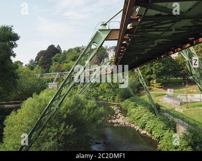 Wuppertaler Schwebebahn (Bedeutung Wuppertaler Schwebebahn) über der Wupper ist die älteste elektrische Hochbahn mit hängenden Autos in der wor Stockfoto