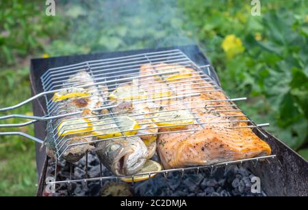 Grill im Freien mit gegrillten Lachs und vergoldeten Kopf Brassen Stockfoto