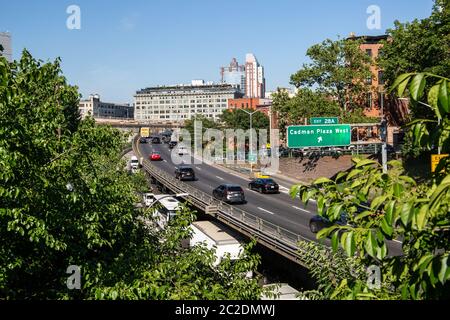 New York City/USA - 10.JULI 2018: Brooklyn Queens Expressway Blick von Brooklyn Heights in New York City Stockfoto