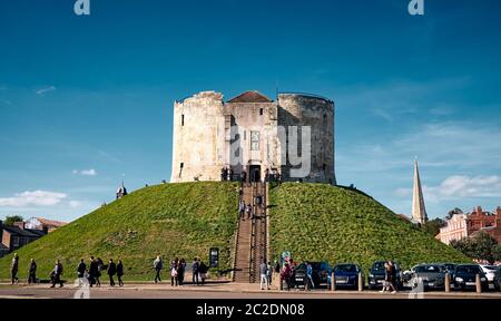 YORK, Großbritannien - 29. Sep 2018: Die Landschaft des Clifford's Tower an einem sonnigen Tag in York City, Großbritannien Stockfoto