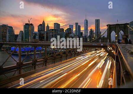 New York City/USA - 10.JULI 2018: Lower Manhattan Blick von der Brooklyn Bridge bei Sonnenuntergang Stockfoto