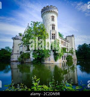 La Mothe Chandeniers, die Ruine von einem französischen Schloss in der Nouvelle-Aquitaine Region, Frankreich, Europa Stockfoto