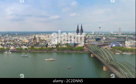 Luftaufnahme von Koeln City Center gesehen vom Rhein (Rhein). Von links nach rechts, der Altstadt (Altstadt), Rathaus (Town Hall), Dom (Kathedrale) und Stockfoto