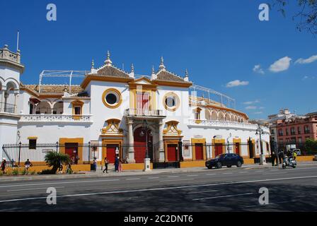 Die Stierkampfarena Plaza de Toros in Sevilla, Spanien am 3. April 2019. Erbaut im Jahr 1762 ist es eines der ältesten in Spanien. Stockfoto