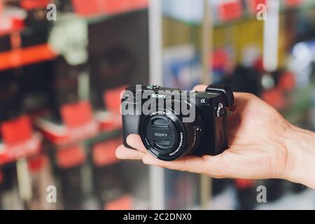 Ufa, Russland - 22. Dezember 2019: Die Sony a6100 ist eine spiegellose E-Mount-Kamera mit Wechselobjektiv und kann 4K/30p-Videomaterial aufnehmen, mit Option Stockfoto