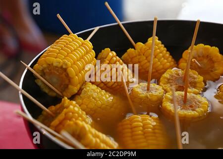 Closeup bereit zu Essen gekocht oder gedünstet süßes Maiskolben auf Stick in einem großen Topf kochen, hohe Betrachtungswinkel Stockfoto