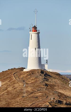 Reykjanes Leuchtturm in Island mit Gunnuhver geotermal Bereich im Hintergrund Stockfoto