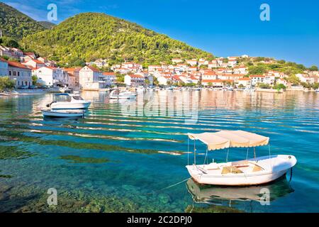 Idyllisches Dorf an der Küste von Vela Luka auf der Insel Korcula mit Blick aufs Wasser, Kvarner Region von Kroatien Stockfoto