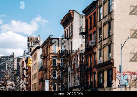 Typische Backsteingebäude von Chinatown mit Singen in Lower Manhattan Stockfoto