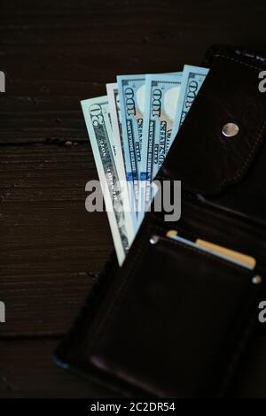 Wallet mit Dollar cash. Wallet mit Dollar Banknoten und Kreditkarten auf hölzernen Hintergrund öffnen Stockfoto