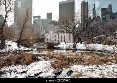 Gapstow Brücke des Central Park mit Schnee im Winter Stockfoto