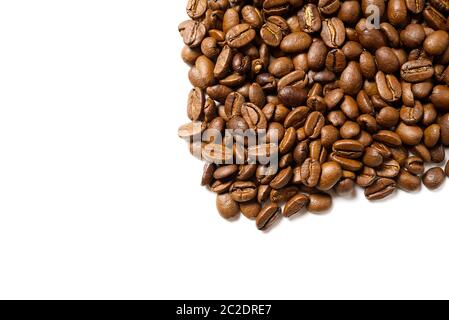 Stapel gerösteter Kaffeebohnen isoliert auf weißem Hintergrund, Stockfoto