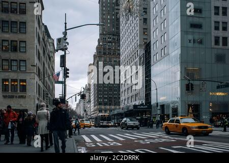 Alte Gebäude und Schaufenster der Fifth Avenue Street Scene in Midtown Manhattan Stockfoto