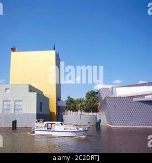 Groningen, Holland-September 14,2018: Groninger Museum, das Museum für zeitgenössische Kunst in Groningen, am Vordergrundkanal mit Vergnügungsyacht Stockfoto