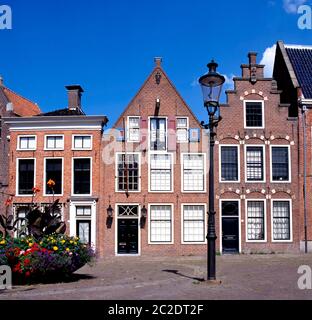 Groningen, Holland-Juli 12,2019:typisch holländische Häuser mit Stufengiebeln in der Sint Walburgstraat, Groningen, Holland Stockfoto