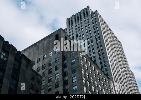 Unterseite Panorama und perspektivische Ansicht zum Fassadenfragment des Rockefeller Center Gebäudes in Midtown Manhattan Stockfoto