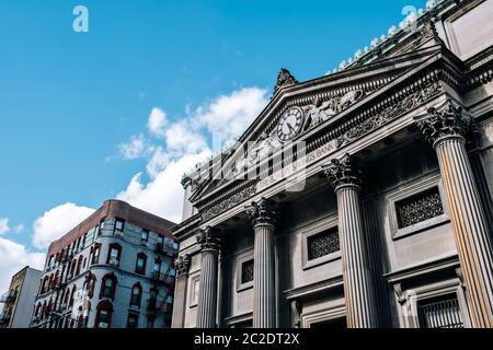 Die Bowery Savings Bank Gebäude in Chinatown von Lower Manhattan Stockfoto