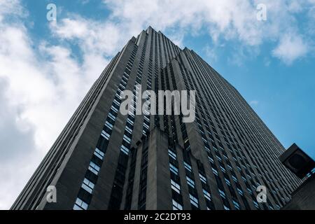 Unterseite Panorama und perspektivische Ansicht zum Fassadenfragment des Rockefeller Center Gebäudes in Midtown Manhattan Stockfoto