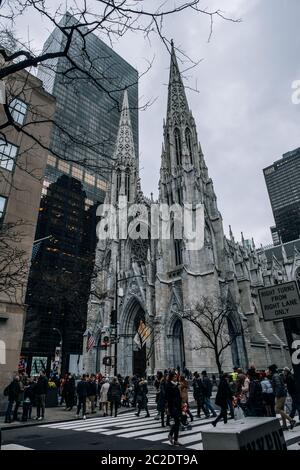 St. Patrick's Cathedral Street Scene in Midtown Manhattan. Hoch aufragende neugotische Kirche aus dem Jahr 1879 mit zwei Türmen hoch Stockfoto