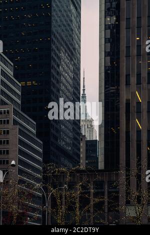 Perspektivischer Blick auf Fassadenfragment der modernen Gebäude und Empire State Building in Midtown Manhattan Stockfoto