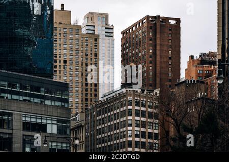 Morden Wolkenkratzer und alte Gebäude rund um Columbus Circle Manhattan Stockfoto
