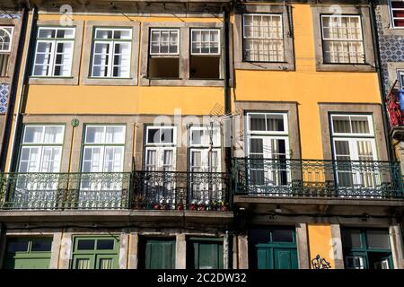 Traditionelle Fassaden, farbenfrohe Architektur in der Altstadt von Porto in Portugal Stockfoto