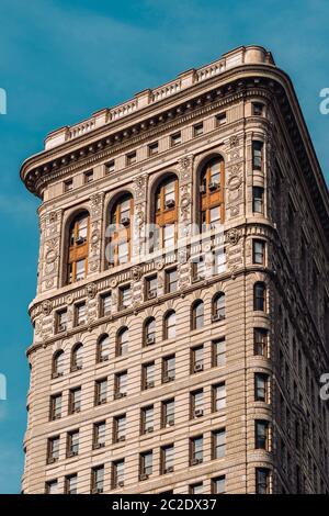 Nahsicht der Ornamente auf der Außenfassade des Flatiron Building in New York City Stockfoto