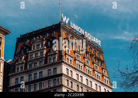 Perspektivischer Blick auf W Hotel Union Sqaure mit Mond am Winternachmittag New York City Stockfoto