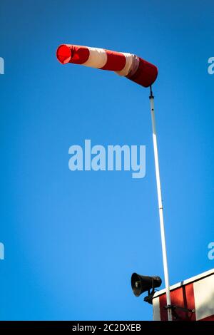 Detailansicht eines Sportflugplatzes. Früher war es ein Militärflugplatz mit Bunkern für Flugzeuge. Stockfoto