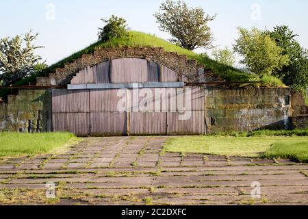 Detailansicht eines Sportflugplatzes. Früher war es ein Militärflugplatz mit Bunkern für Flugzeuge. Stockfoto