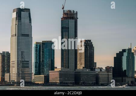 Moderne Wolkenkratzer in Jersey City am Hudson River Blick vom Battery Park New York City Stockfoto