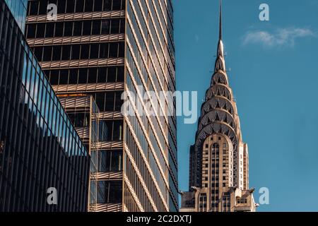 Nahaufnahme des Chrysler Building und eines Wolkenkratzers in Midtown Manhattan, New York City Stockfoto