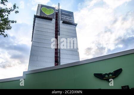 NORTH KENSINGTON/LONDON - JULI 18 2019: Grenfell Tower Gedenkmauer etwas mehr als zwei Jahre nach dem verheerenden Brand, bei dem 72 Menschen ums Leben kamen Stockfoto