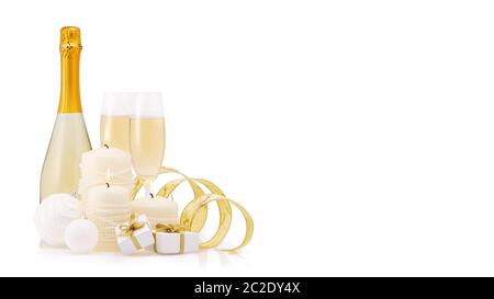 Weihnachten und Neujahr Stillleben mit zwei Weingläser Champagner, Flasche, Geschenkboxen und Weihnachtsschmuck auf weißem Hintergrund isoliert. Chris Stockfoto