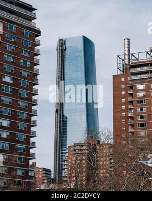 Ein Blick auf 15 Hudson Yards durch Wohngebäude in Chelsea New York City Stockfoto