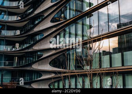 Sonnenuntergang Ansicht des äußeren Designdetails des Gebäudes 520 West 28. Von Zaha Hadid in Chelsea New York City Stockfoto