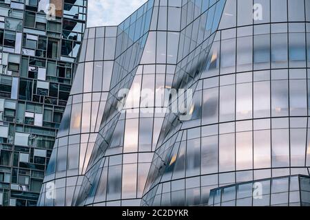 Nahsicht der Ornamente auf der Außenfassade des Chelsea Nouvel und des IAC Building im Westen von Chelsea New York City Stockfoto