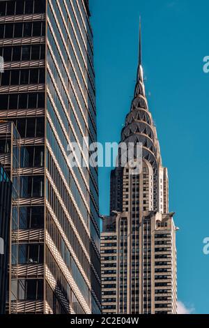 Nahaufnahme des Chrysler Building und eines Wolkenkratzers in Midtown Manhattan, New York City Stockfoto