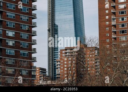 Ein Blick auf 15 Hudson Yards durch Wohngebäude in Chelsea New York City Stockfoto